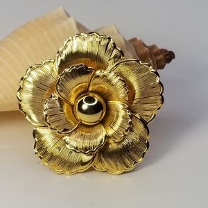Liebo USA Textured Gold Tone Flower scarf clip